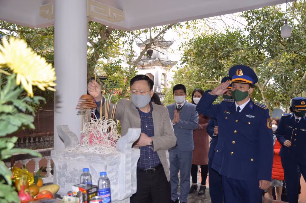 The delegation offered incense and flowers at the Monument of Heroes and Martyrs.