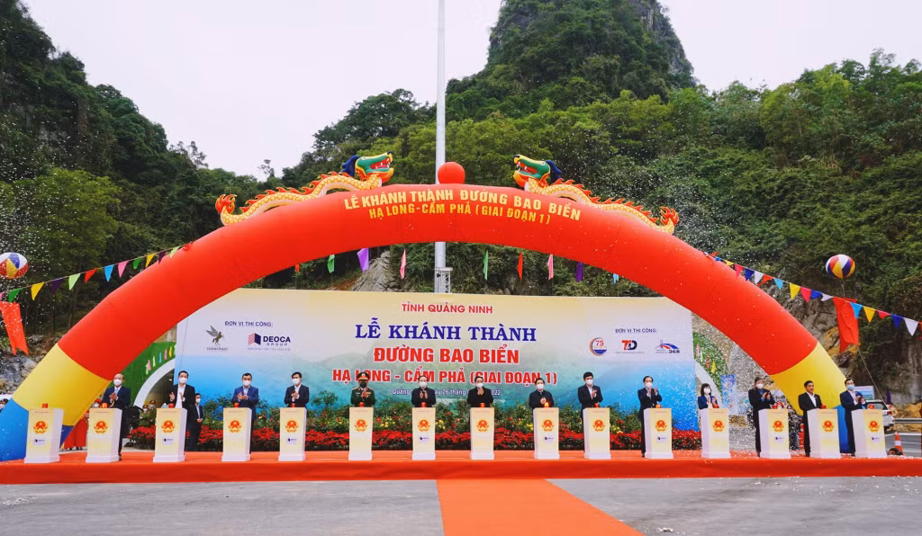 The delegates pressed the button to inaugurate the coastal road connecting Ha Long City - Cam Pha City (phase I).