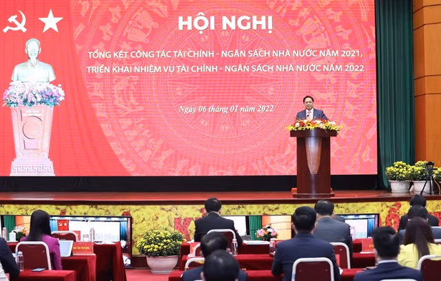 Prime Minister Phạm Minh Chính speaks to participants at a conference discussing Việt Nam's fiscal and financial policies for 2022.