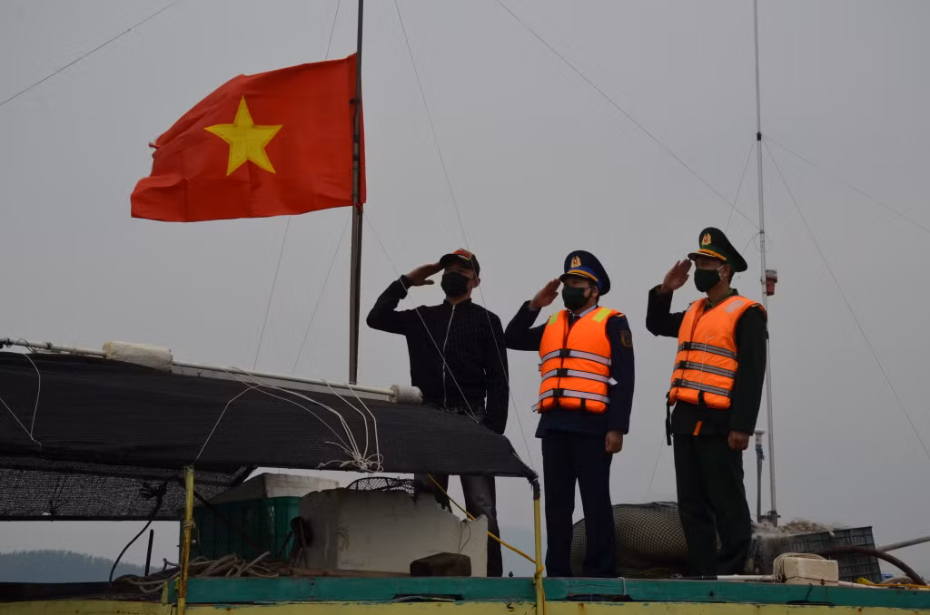 Soldiers of the Region 1 Coast Guard and Quan Lan Border Station as well as fishermen felt moved when standing in front of the new national flag