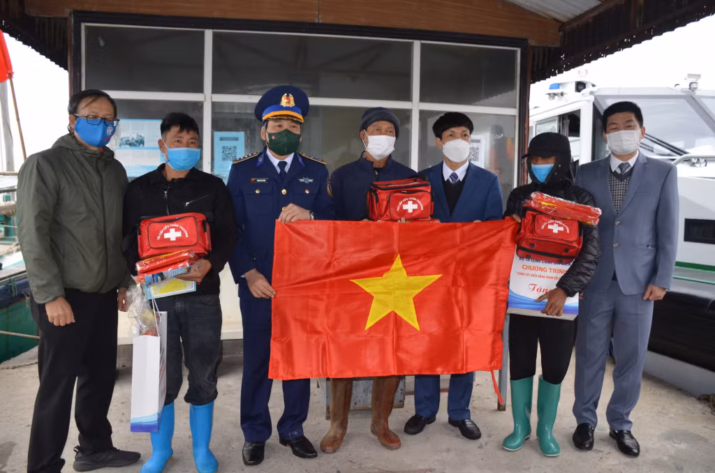 Leaders of the Coast Guard Command presented the national flag and Tet gifts to fishermen in Quan Lan commune.