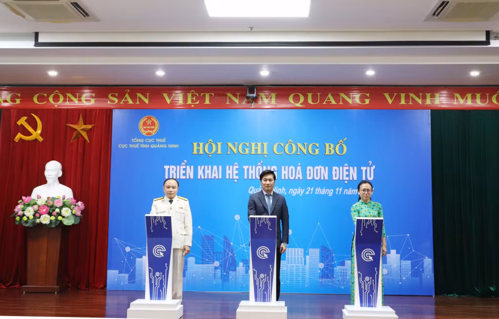 Chairman of the Provincial People's Committee Nguyen Tuong Van and leaders of relevant departments kick-started e-invoicing system in Quang Ninh.