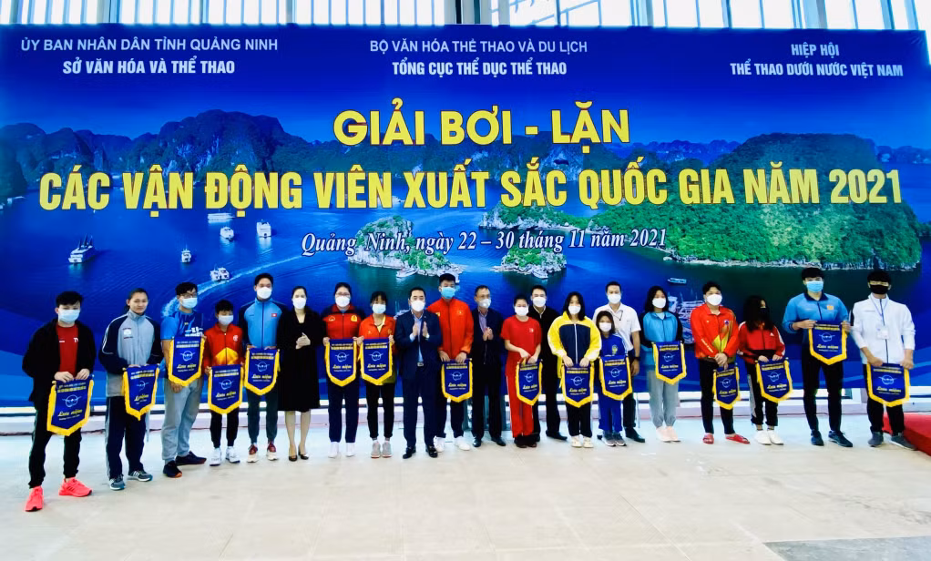 Participating delegations received flags from the organizing board.