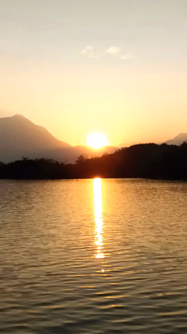In the afternoon, the lake is colored with sunset yellow, making the scenery peaceful and romantic.