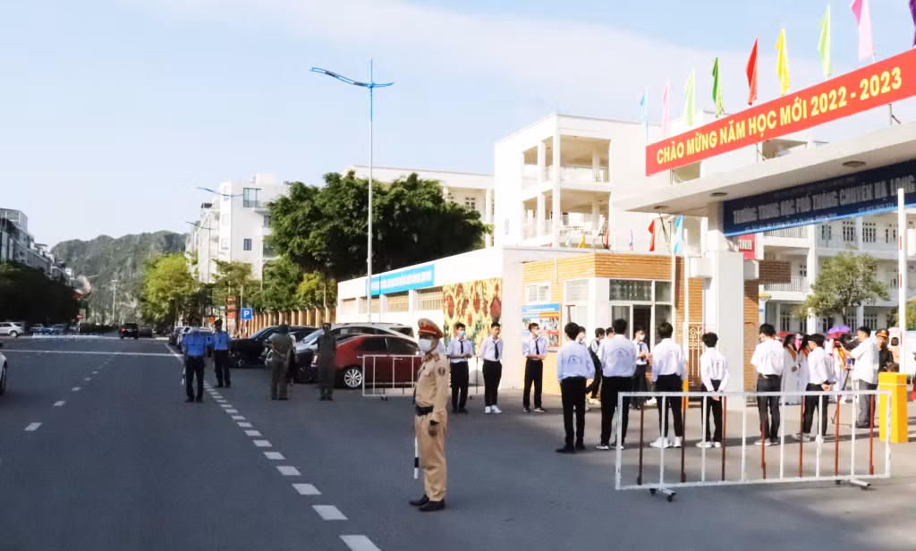 Functional forces ensure traffic safety in front of schools.