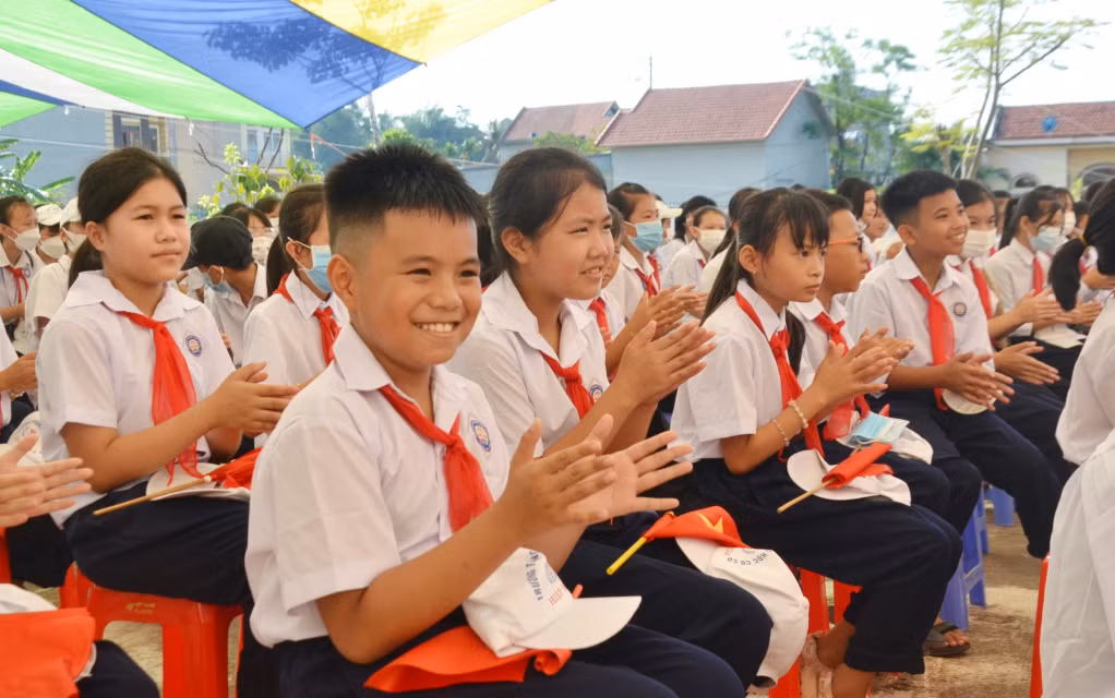 Secondary school students feel excited at the opening ceremony.