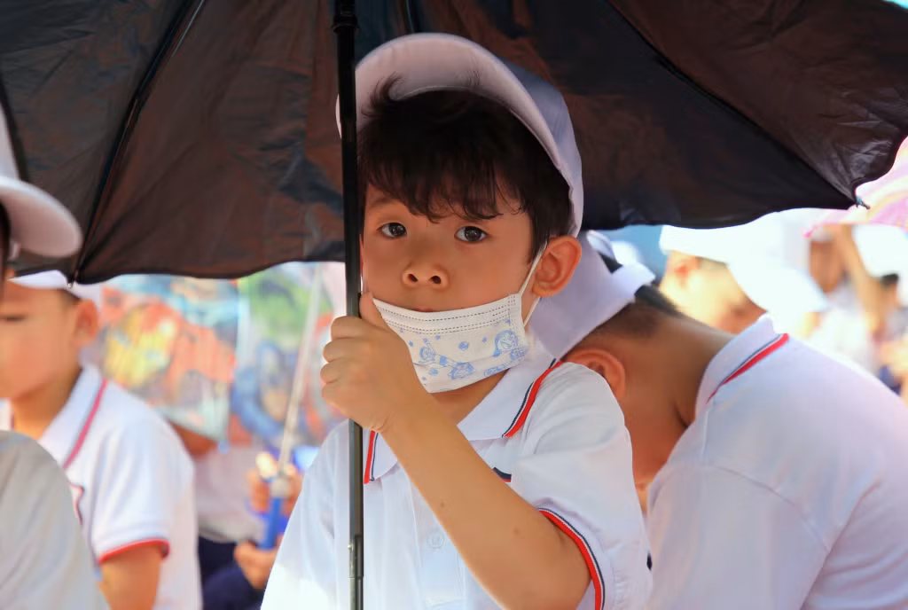 Ánh mắt ngây thơ, hồn nhiên của cậu học trò bé ngày đầu tiên cắp sách tới trường