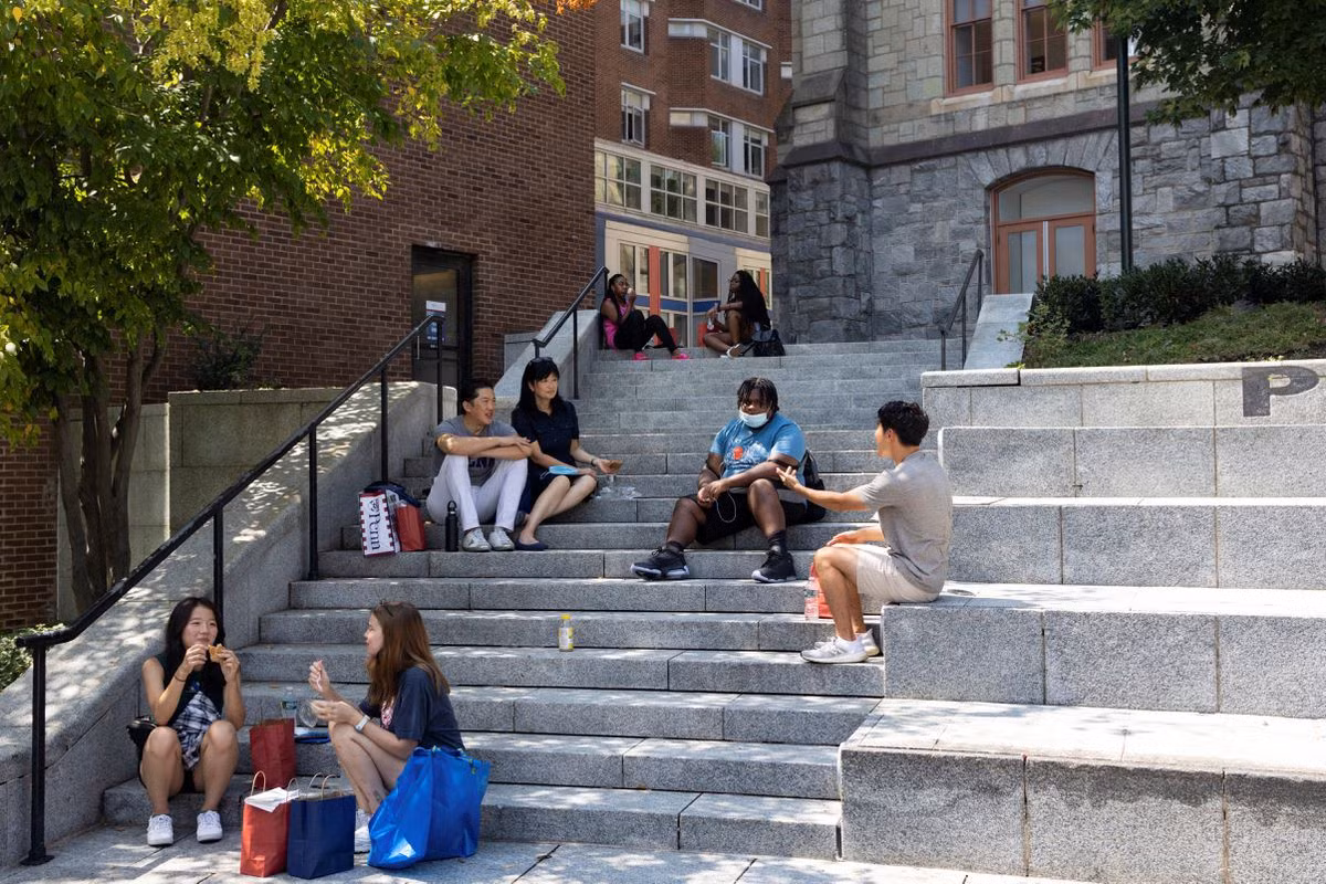 Students sit on the stairs as they return to the University of Pennsylvania amid the coronavirus disease (COVID-19) pandemic in Philadelphia, Pennsylvania, U.S., August 24, 2021. Photo by Reuters