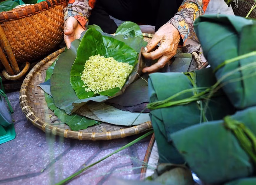 “Com” (young rice) produced in Vong village with a typical pleasant fragrance, gentle sweetness and soft texture, is a delicacy in the season. (Photo: VNA)