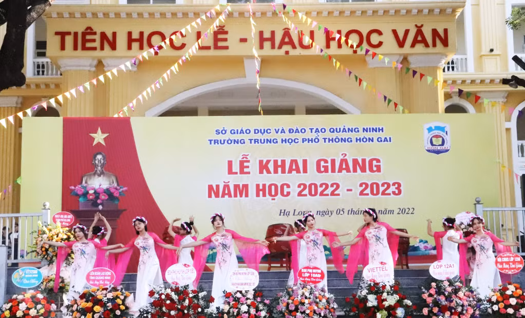 Văn nghệ chào mừng khai giảng tại trường THPT Hòn Gai.