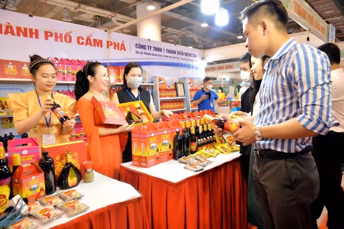Ms. Cao Hong Van introducing peanut worm fish sauce to tourists. Photo: Nguyen Thanh.