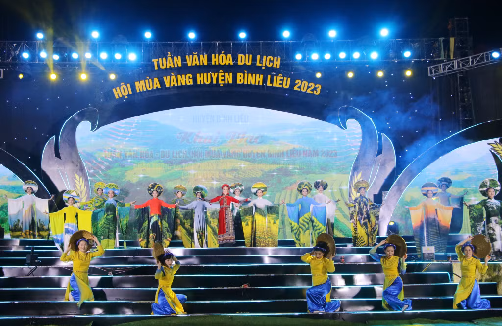 An excellent aodai show