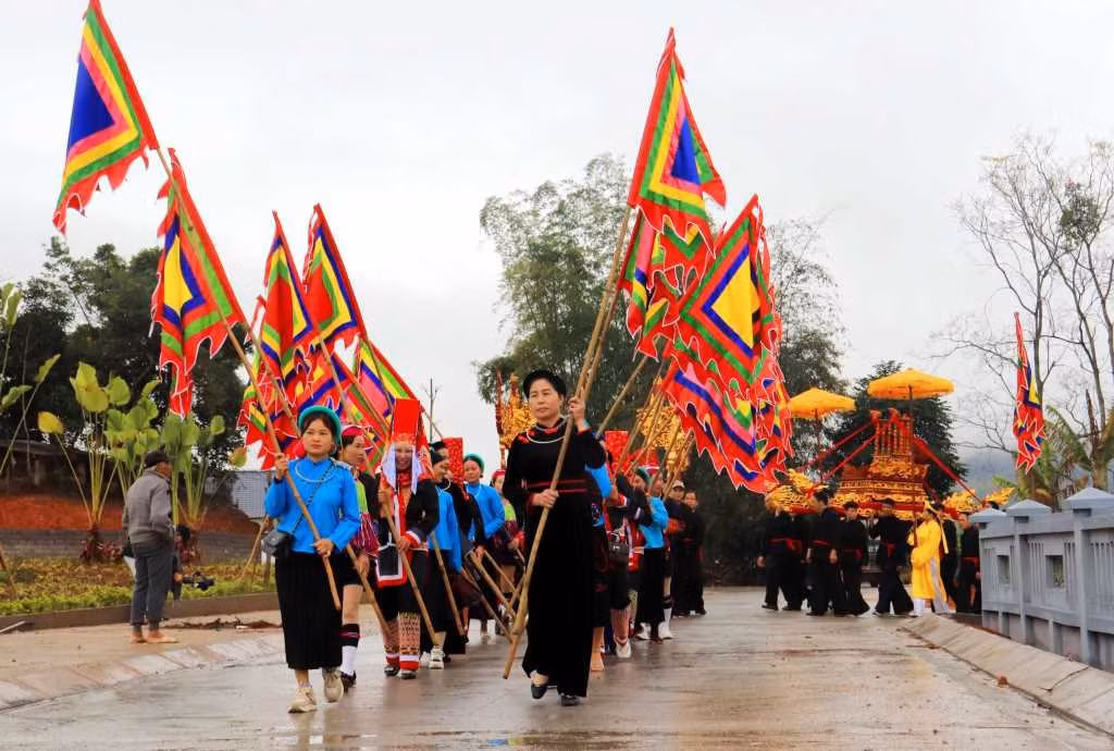 The province is preserving and developing 637 historical and cultural relic sites and scenic spots. (Photo: Luc Na Temple festival is held annually in Binh Lieu district)