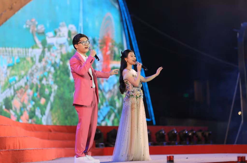 Musician - singer Bui Tuan Ngoc (left) and singer Le Minh Ngoc performed his song "Who visits my hometown, Quang Ninh". The song won first prize in the Music category in the Competition for composing literary, artistic, and journalistic works.