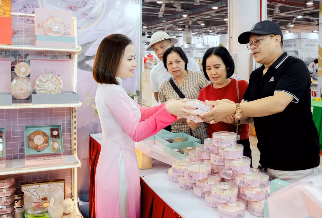 The trade fair aims to honour, showcase and introduce typical rural industrial products such as craft products, OCOP ones from 37 provinces and cities in the Northern region.