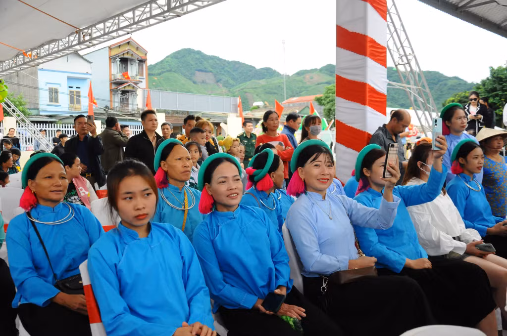 Po Hen highland market opens in Mong Cai city ảnh 3
