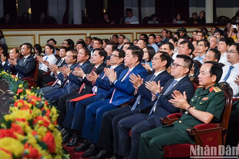 Party and State leaders attend the awards ceremony.