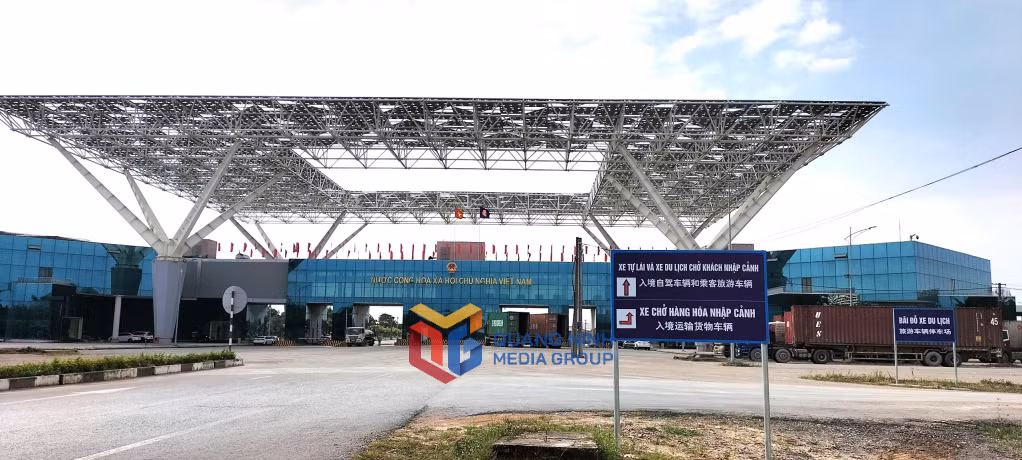 Các biển báo hướng dẫn di chuyển, đỗ xe tự lái đã được lắp đặt.