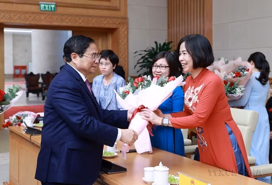 Prime Minister Pham Minh Chinh meets female leaders and managers of central agencies on the occasion of the 113th International Women’s Day, March 7, 2023. (Photo: VNA)