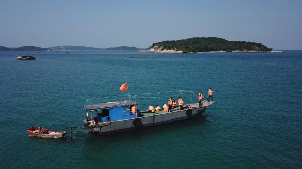 Tourists go fishing with local people.