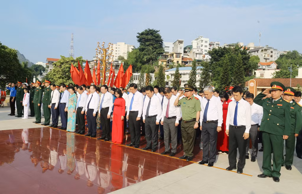 Đoàn đại biểu tỉnh dành phút mặc niệm, tưởng nhớ công ơn các anh hùng liệt sĩ.
