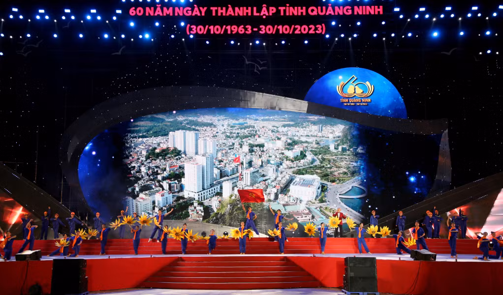The song portrayed the image of the national flag on Bai Tho mountain.