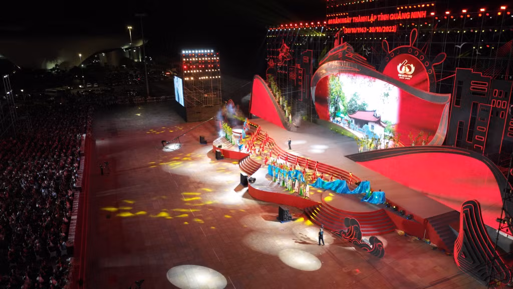 The event was held at the square of October 30 overlooking the world heritage site, Ha Long Bay.