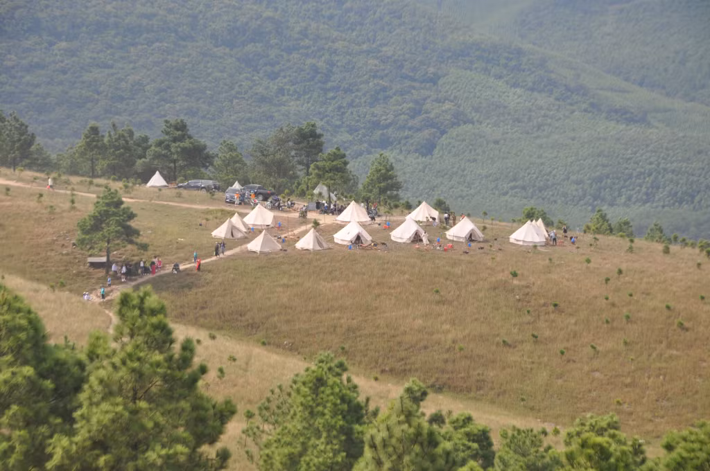 Camping on this hill in autumn and winter is an experience not to be missed if you want to fully explore the beauty of this place.