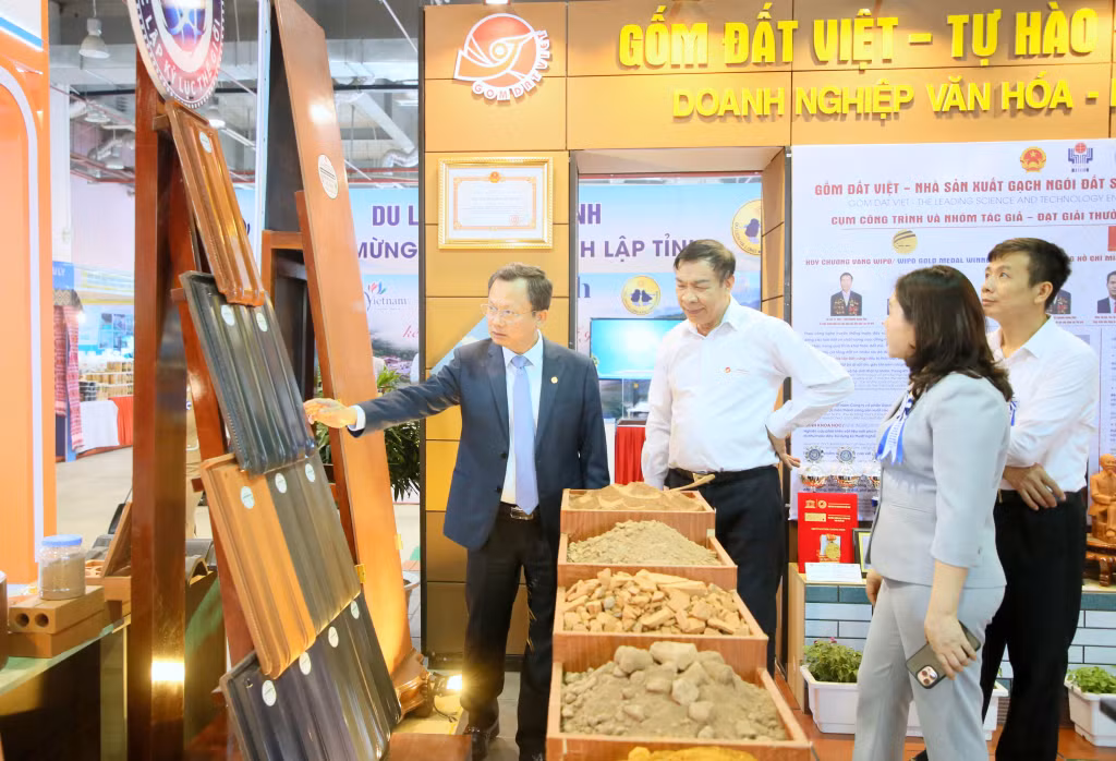 Acting Chairman of the provincial People’s Committee Cao Tuong Huy visited some booths owned by local businesses.