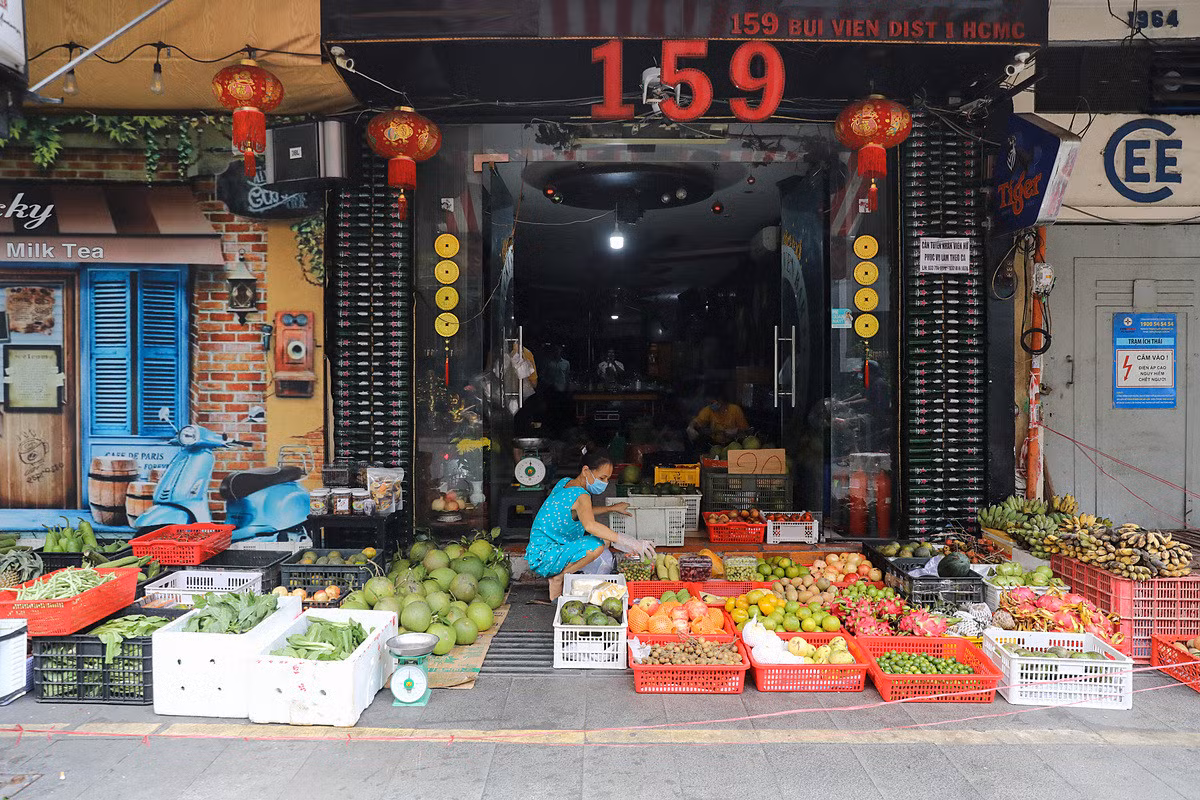 A bar on Bui Vien Street in Ho Chi Minh City sells fruits and vegetables amid the Covid-19 pandemic in October 2021. Photo by VnExpress/Quynh Tran