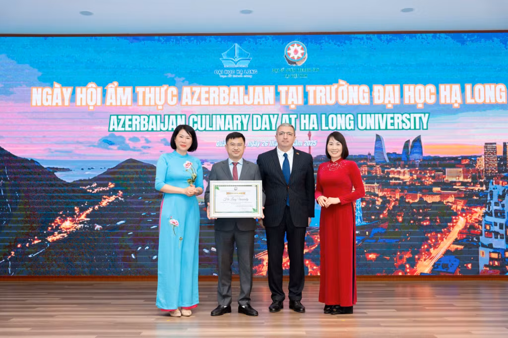 The Embassy of Azerbaijan presents a certificate of recognition to Ha Long University for hosting the event.