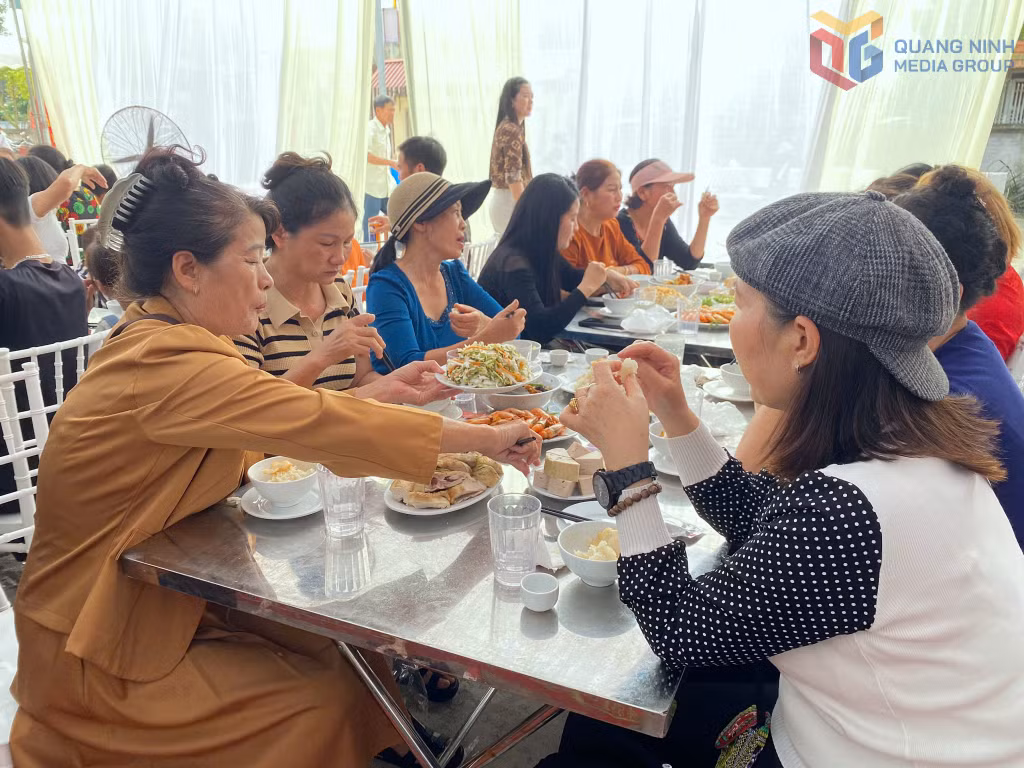One of the essential elements of the national great solidarity day is the community meal, bringing everyone together in unity.