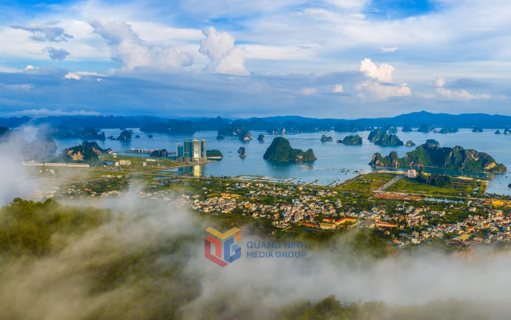 Sương sớm đầu đông phủ mờ trên những triền núi, tạo nên khung cảnh huyền ảo giữa trung tâm đặc khu kinh tế Vân Đồn.