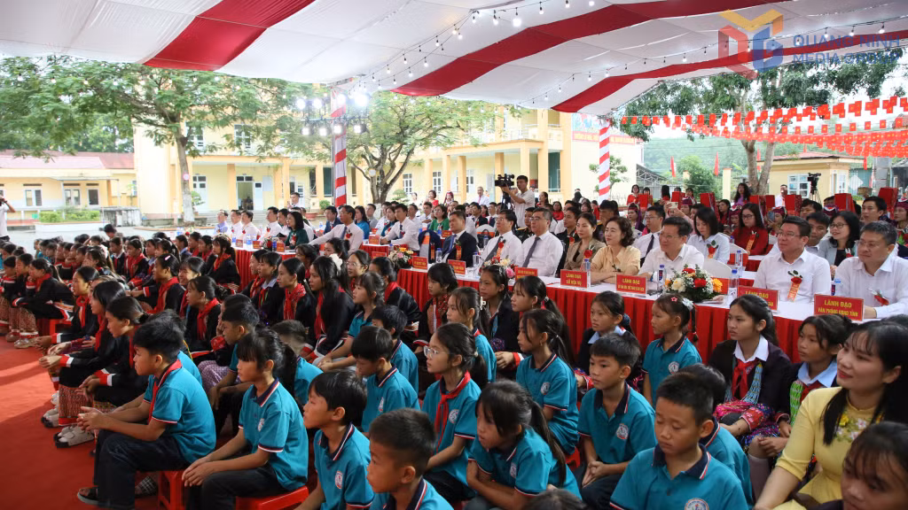 A large number of students from Quang Son Primary School I, Quang Son Primary School II, and Quang Son Semi-Boarding Secondary School for Ethnic Minorities attended the groundbreaking ceremony.