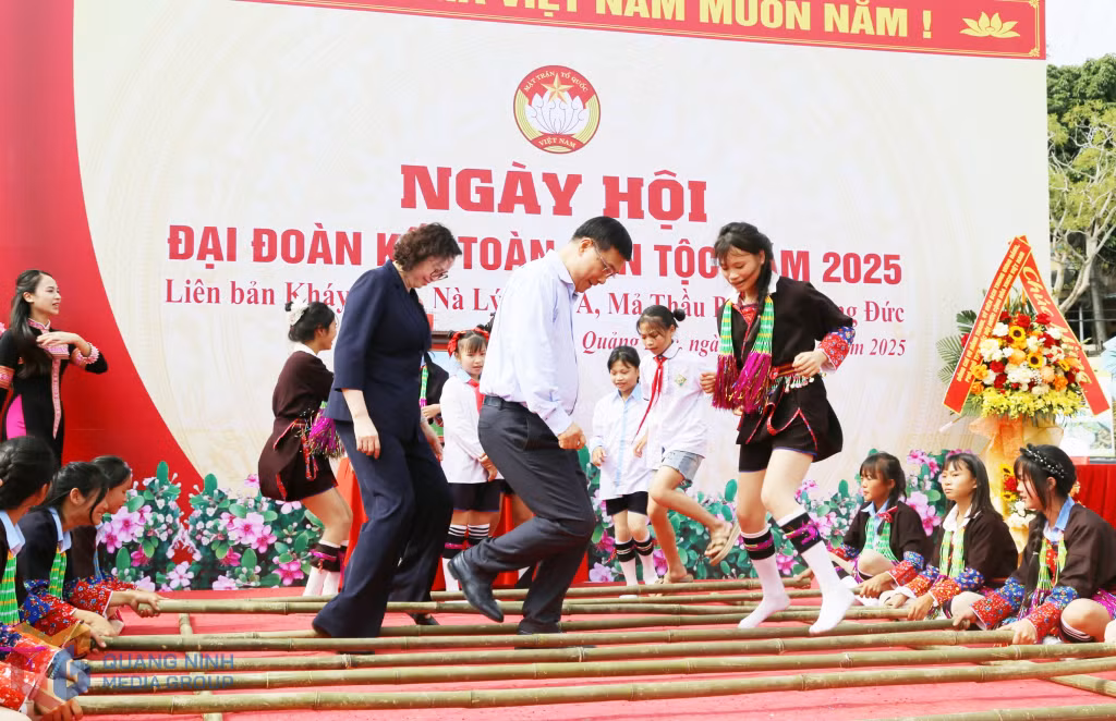 Not only did they cheer, but the leaders also actively joined in the lively festival atmosphere of the National Great Solidarity Day. In the photo: Vice Chairperson of the National Assembly Vu Hong Thanh participates in the bamboo pole dance with residents of Quang Duc Commune.