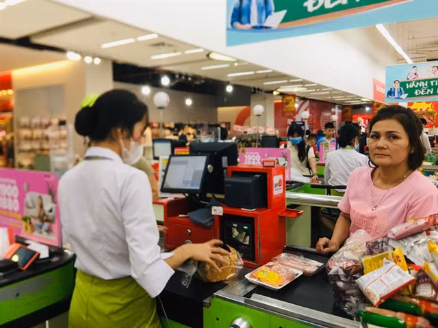 The total retail sales of goods and consumer service revenue were estimated at VNĐ5.7 quadrillion for the first 10 months of the year. — Photo vietnamplus.vn