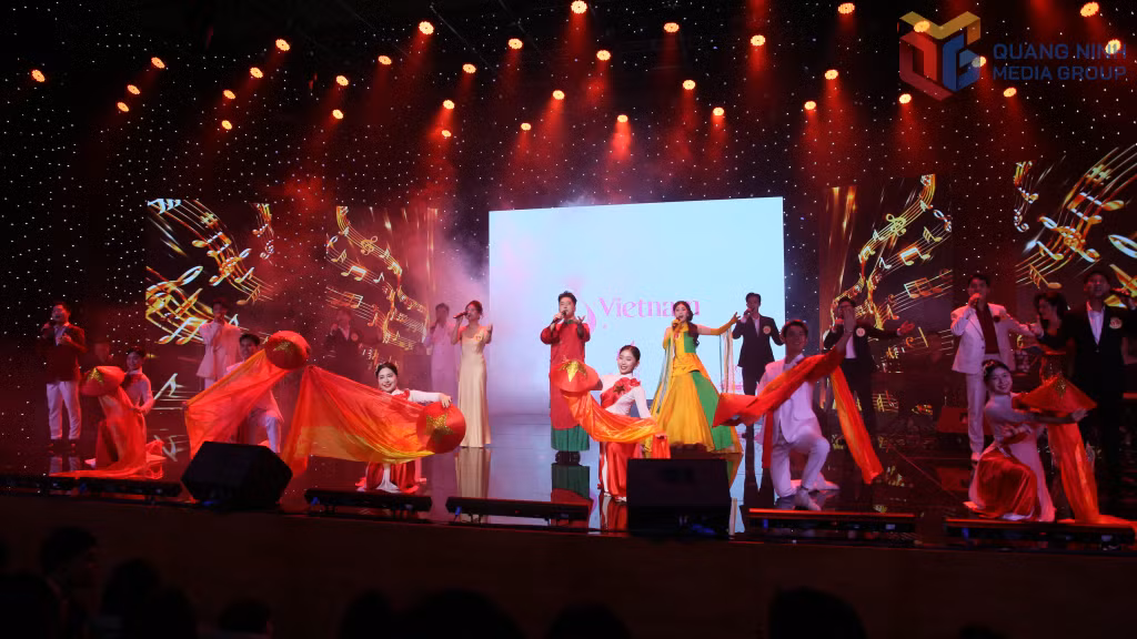 The night began with a dynamic performance of the song "The S-shaped Vietnam", written and performed by Vu Duc Manh - Third Prize winner of the 2018 Quang Ninh singing contest and Top 20 finalist of The Voice Vietnam 2018 joined by 10 semifinalists and the dance troupe of Ha Long University.