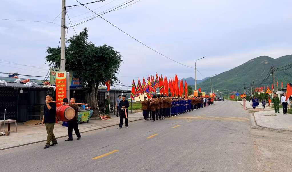 On the occasion of the national great solidarity day held across the province, many localities combined the celebrations with traditional festivals or community activities for residents. For example, in Quang La commune, locals organized a new rice celebration alongside the solidarity day festivities.
