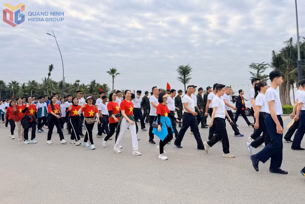 Nhân dân và lực lượng vũ trang trên địa bàn phường tích cực tham gia chương trình.