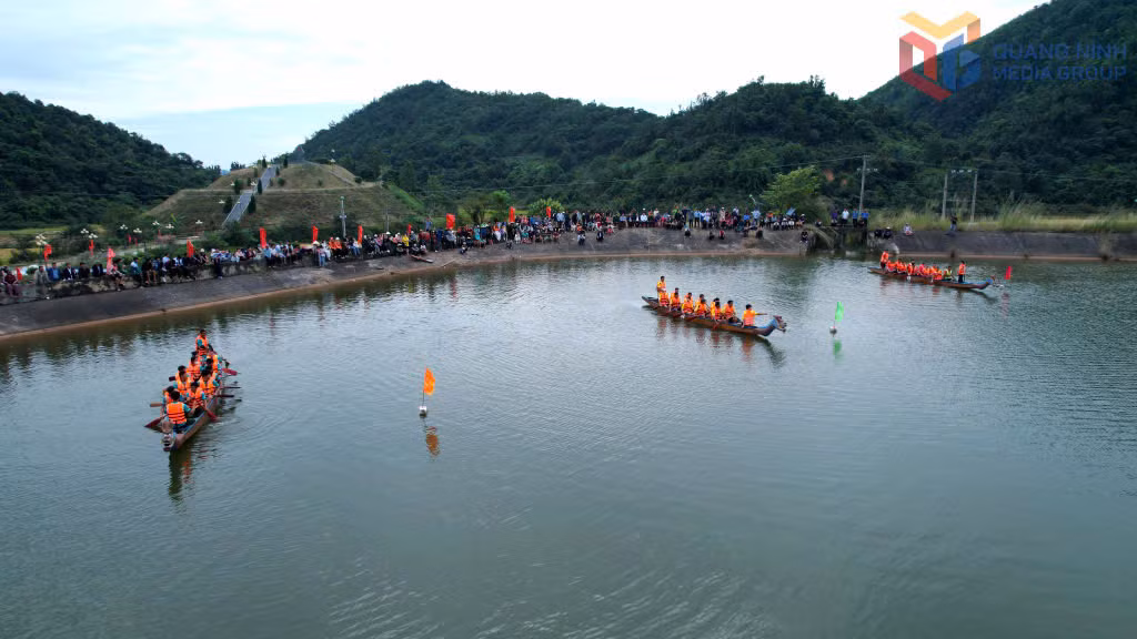 The national great solidarity day also provides an opportunity for residents to take part in meaningful sports activities, which both promote health and create a lively, joyful, and unifying atmosphere. Among these, the most spectacular was the boat racing competition organized by the people of Cai Chien commune.