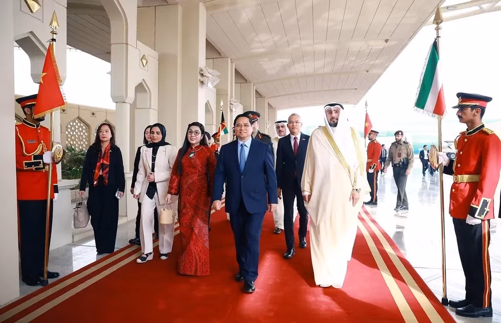 The welcome ceremony at Kuwait International Airport for PM Phạm Minh Chính and spouse on November 16. — VNA/VNS Photo Dương Giang