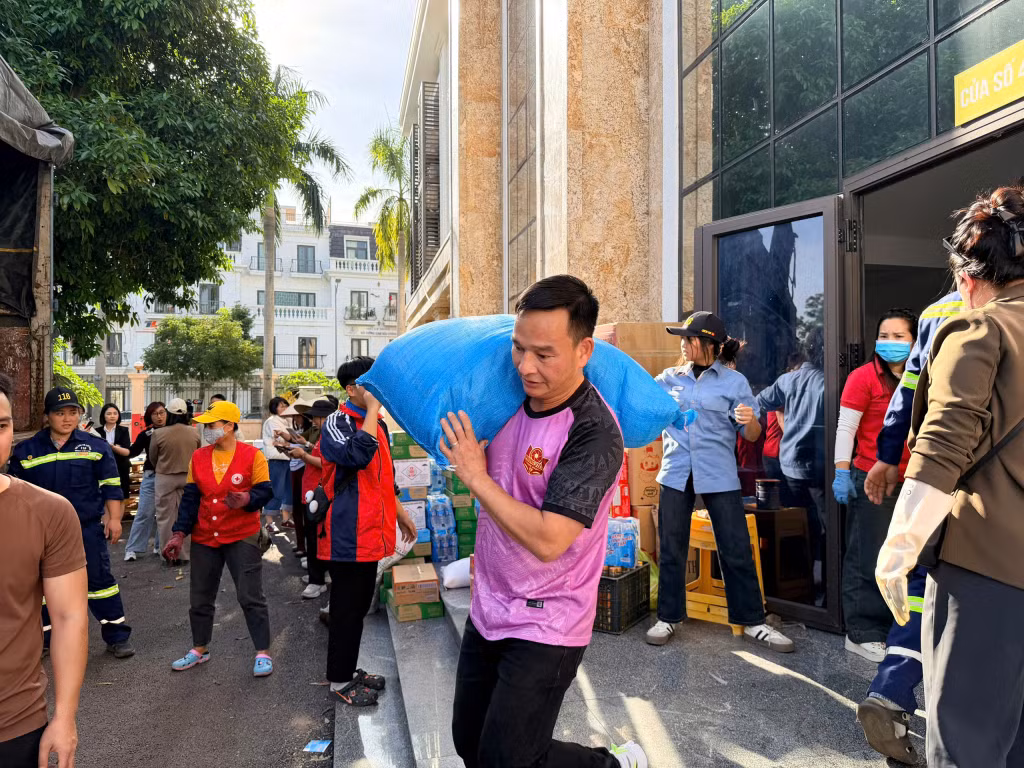 Người dân không quản nặng nhọc vận chuyển hàng hóa lên xe.