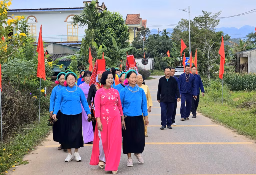 From the early morning of November 16, the atmosphere of the national great solidarity day was already vibrant across many villages and residential areas. Dressed in their finest, most colorful traditional outfits, local residents made their way to community cultural houses and central gathering spaces to celebrate this joyful day of unity together.