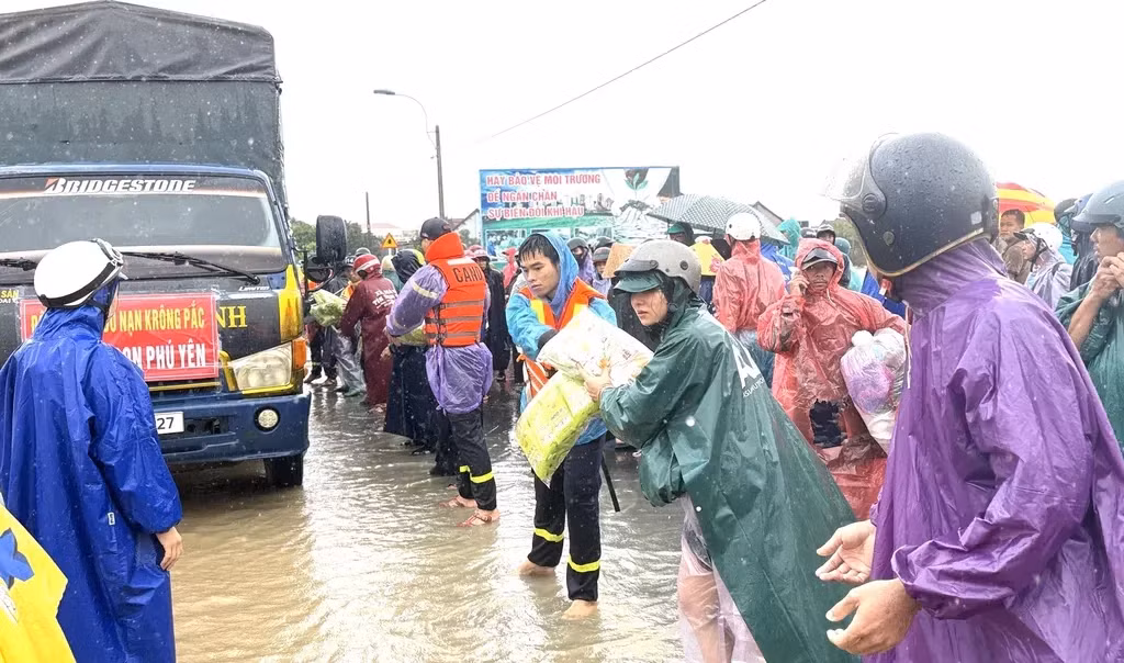 Delivering food supplies to residents in flooded areas of Hòa Thịnh Commune, the Central Highlands province of Đắk Lắk. — VNA/VNS Photo Tường Quân