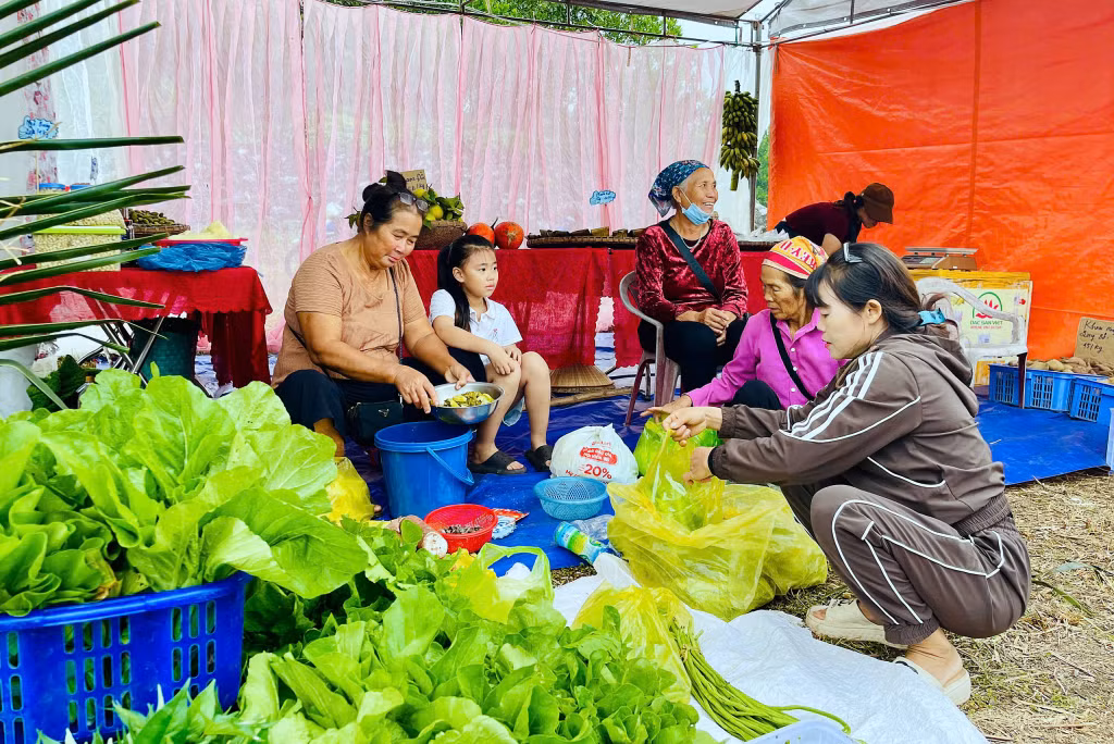In Hai Hoa commune, residents held a traditional village market during the national great solidarity day, promoting the sale and showcasing local products.