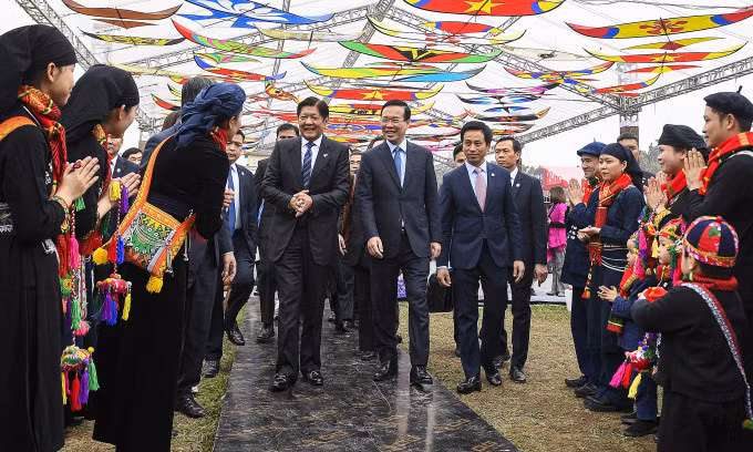 Presidents of Vietnam, Philippines tour Thang Long Imperial Citadel