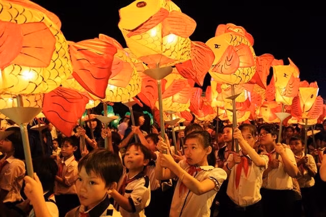 Children join a Mid-Autumn lantern parade. — Photo anninhthudo.vn