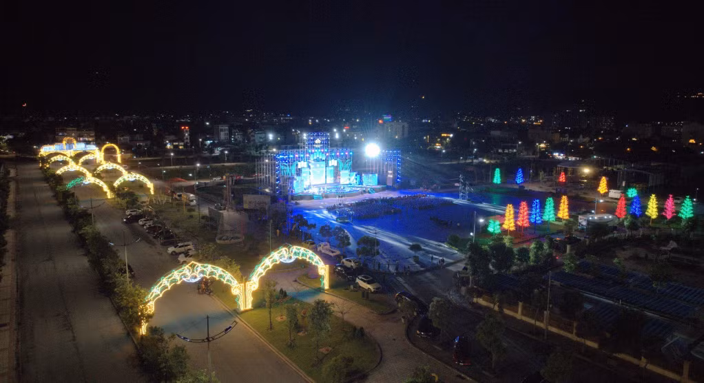 40 contestants showed off their beauty and talent at the finale of Miss Tourism Vietnam 2024, in Green Dragon City square, Cam Pha City, Quang Ninh Province