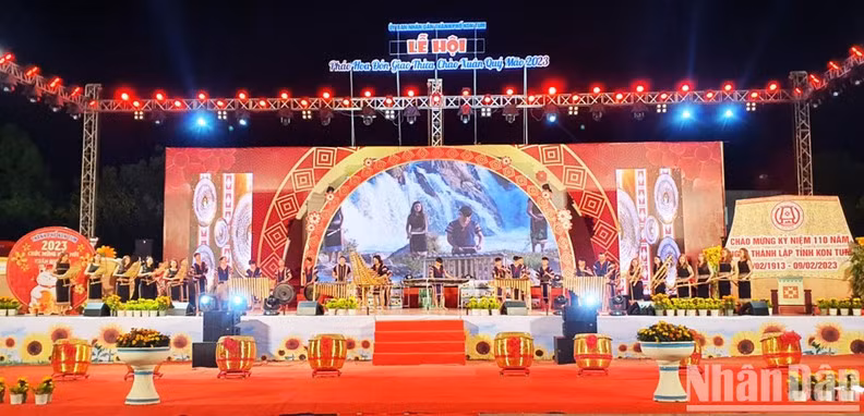 Artists perform at a concert highlighting Central Highlands folk instruments. (Photo: Phuc Thang)