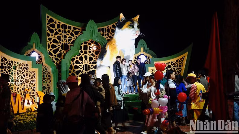 Many people checked in with the mascot of the cat. (Photo: Thanh Tam)